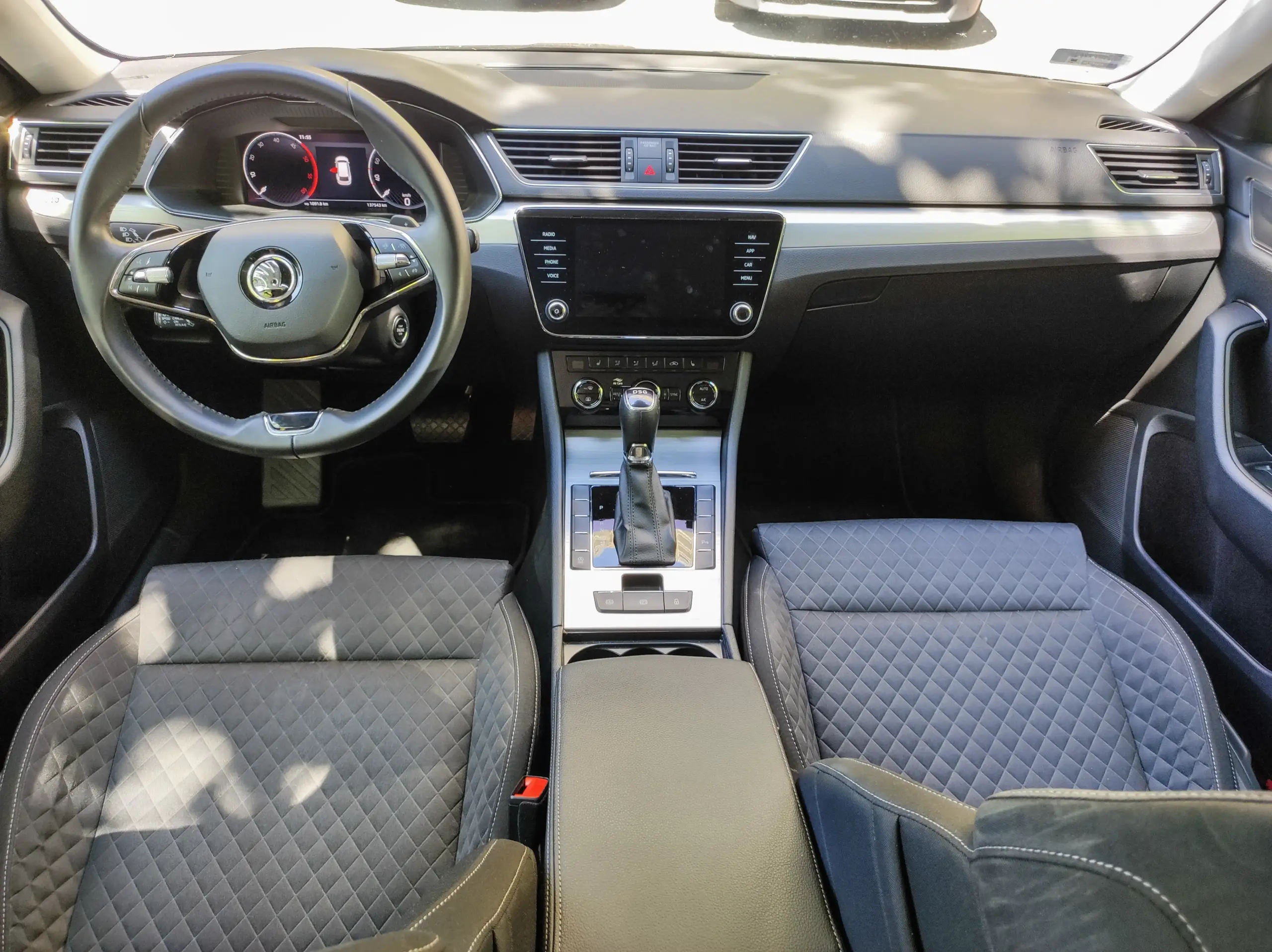 Škoda Superb Combi - Image 17